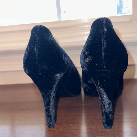 Yves Saint Laurent Suede Heels, Size 7.5 - Picture 6 of 13